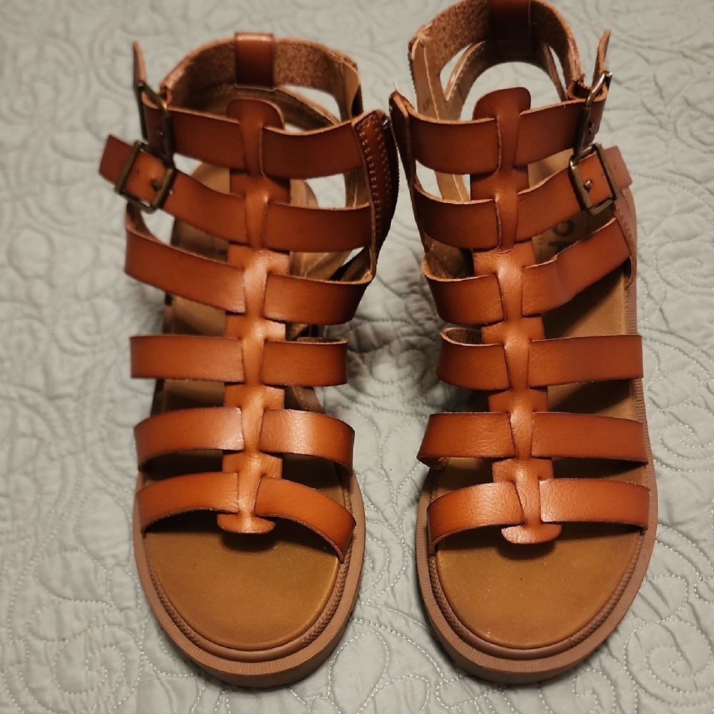 EUC LADIES TAN GLADIATOR SANDALS